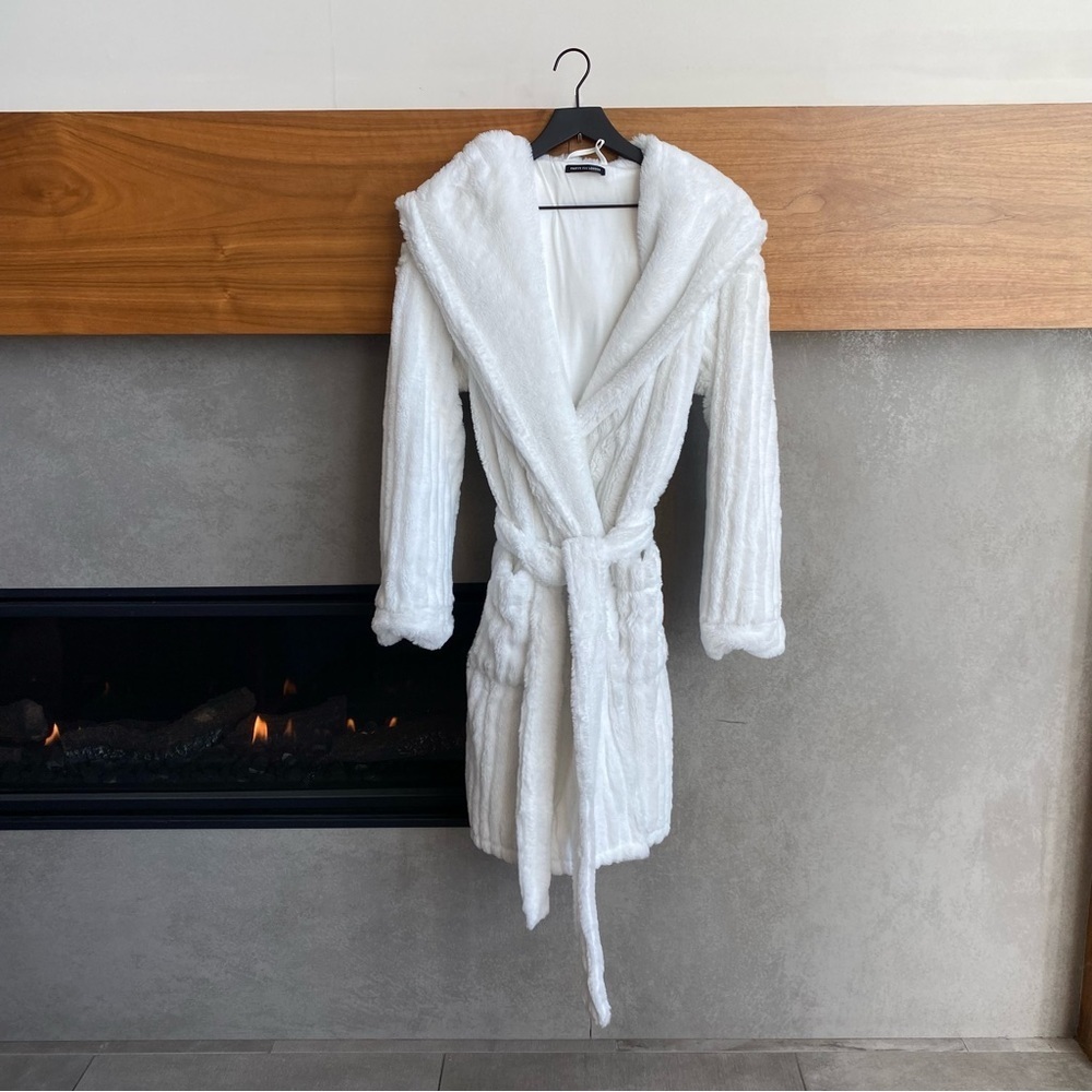 PRETTY‎ YOU LONDON CLOUD ROBE, SIZE M/L - Picture 5 of 14